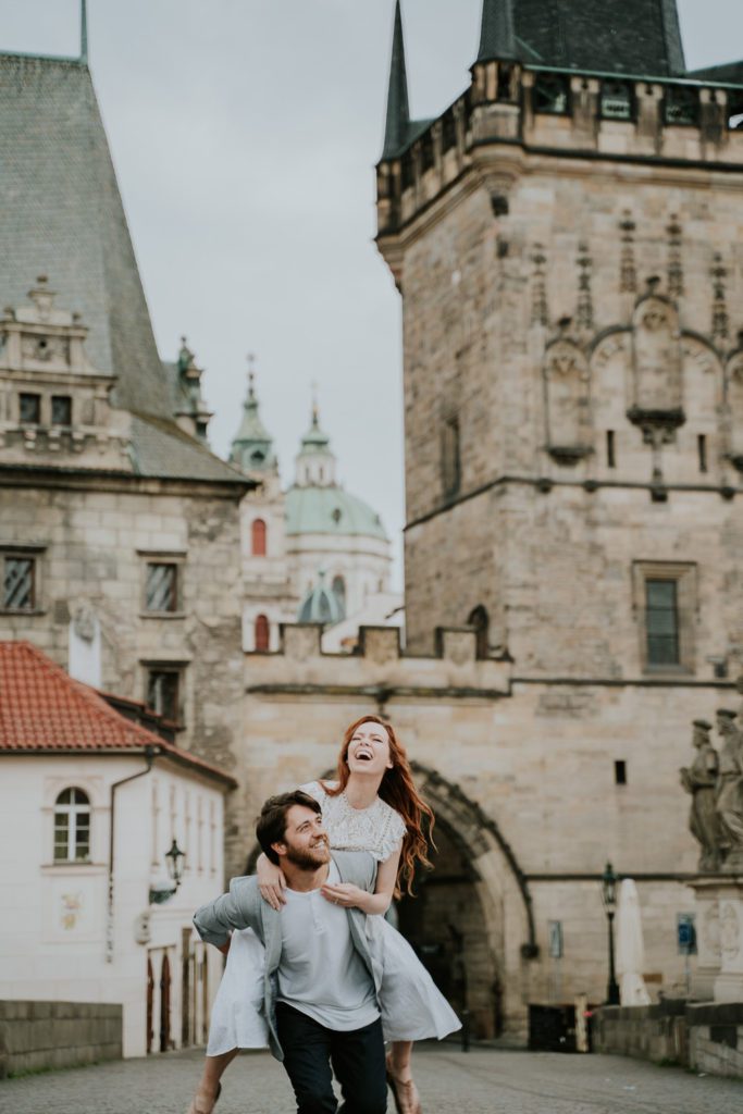 Vacation, photoshoot in Prague, couple photosession, Photographer in Prague, piggi back pose