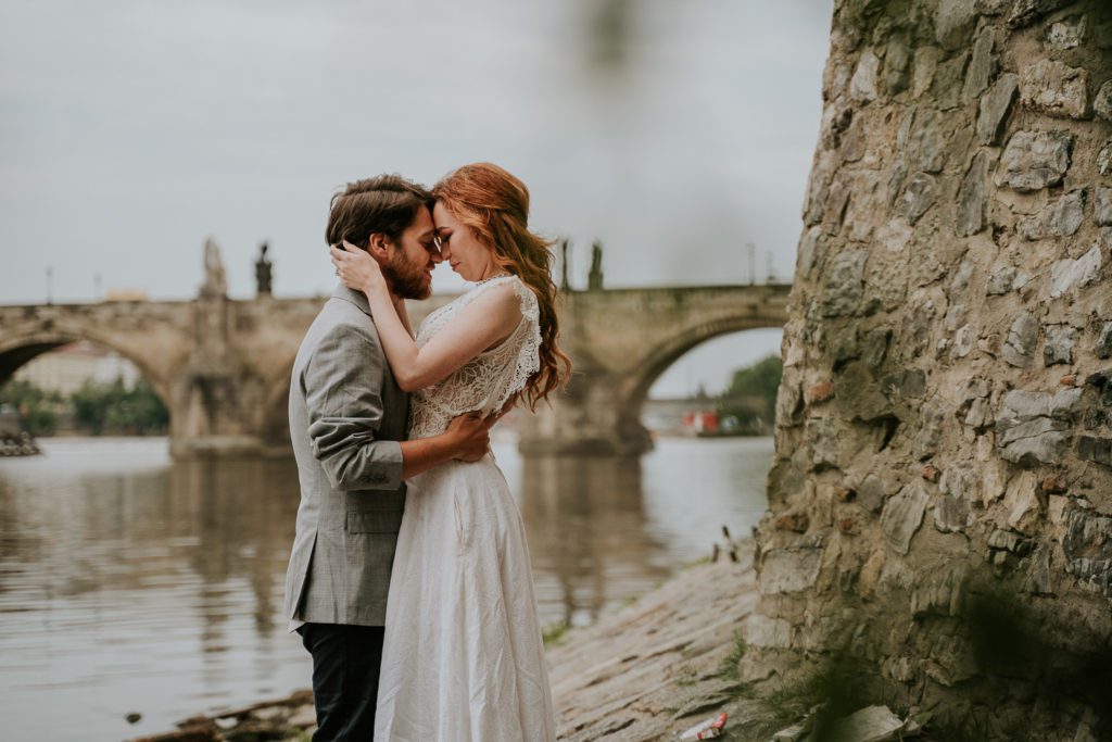 Vacation, photoshoot in Prague, couple photosession, Photographer in Prague, couple hugging, couple poses, engagement in Prague