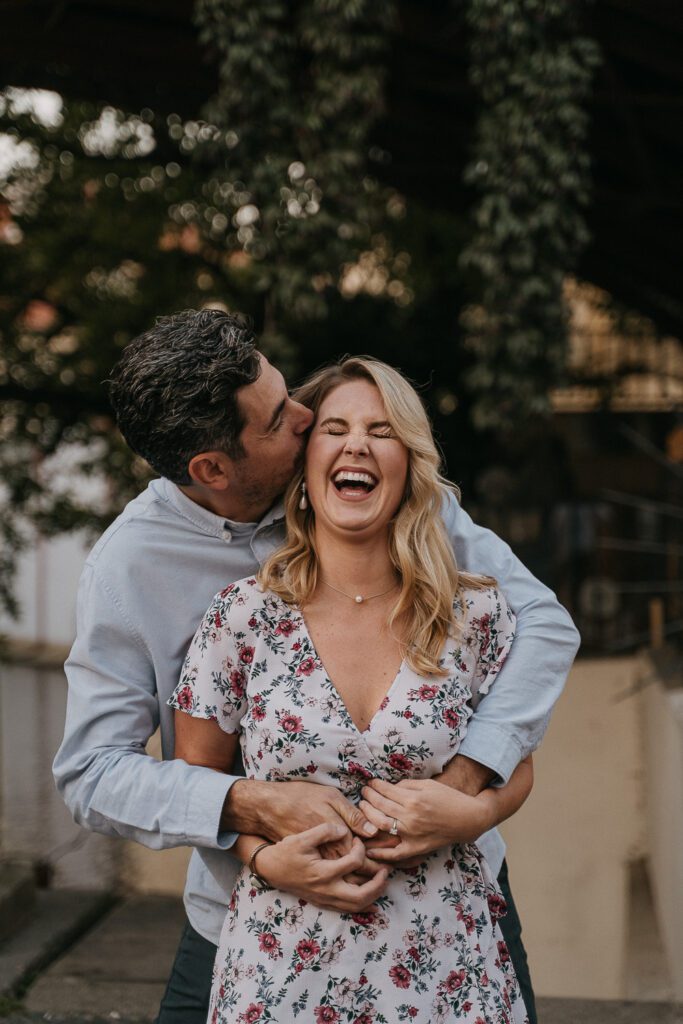 pre weddin shoot in prague, wedding photographer prague, charles bridge, couple photoshoot prague, engagement photoshoot prague