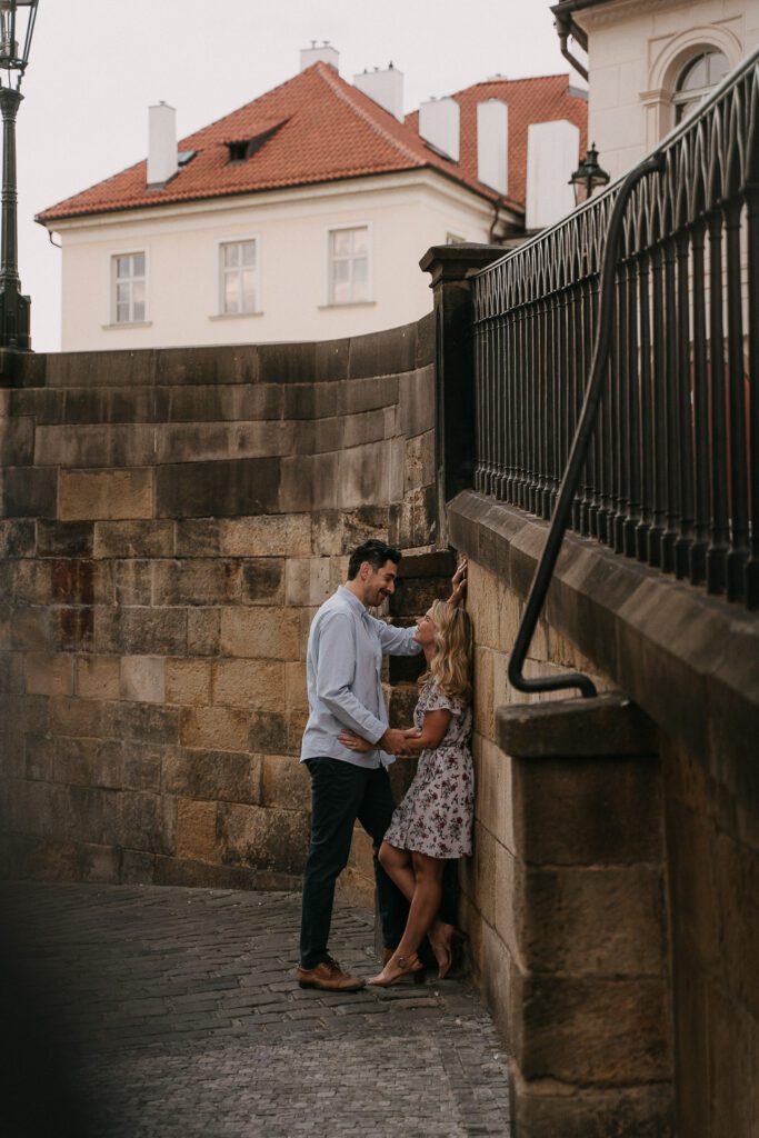 pre weddin shoot in prague, wedding photographer prague, charles bridge, couple photoshoot prague, engagement photoshoot prague