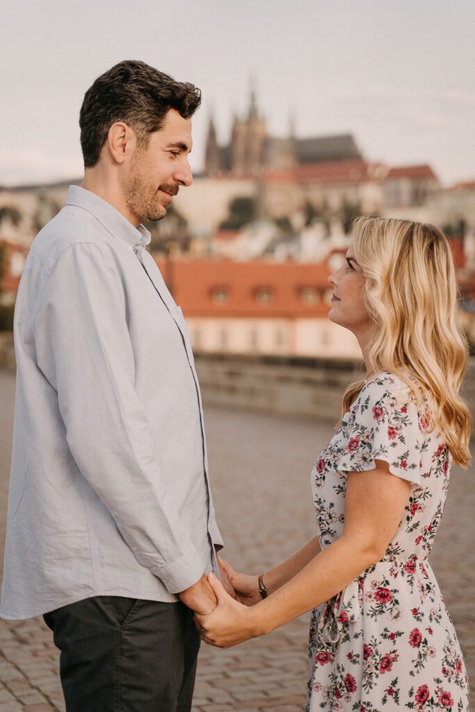 pre weddin shoot in prague, wedding photographer prague, charles bridge, couple photoshoot prague, engagement photoshoot prague