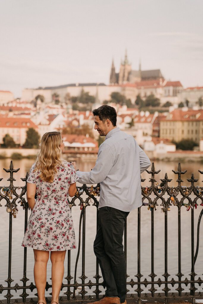 pre weddin shoot in prague, wedding photographer prague, charles bridge, couple photoshoot prague, engagement photoshoot prague