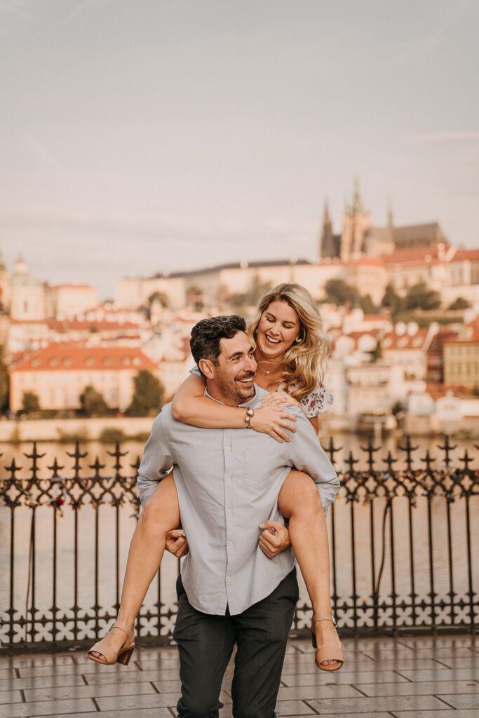 pre weddin shoot in prague, wedding photographer prague, charles bridge, couple photoshoot prague, engagement photoshoot prague