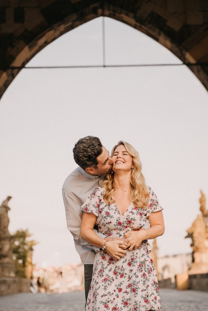 pre weddin shoot in prague, wedding photographer prague, charles bridge, couple photoshoot prague, engagement photoshoot prague