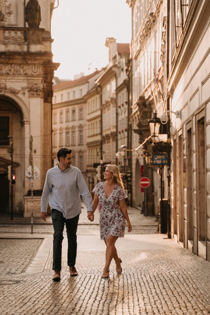 pre weddin shoot in prague, wedding photographer prague, charles bridge, couple photoshoot prague, engagement photoshoot prague