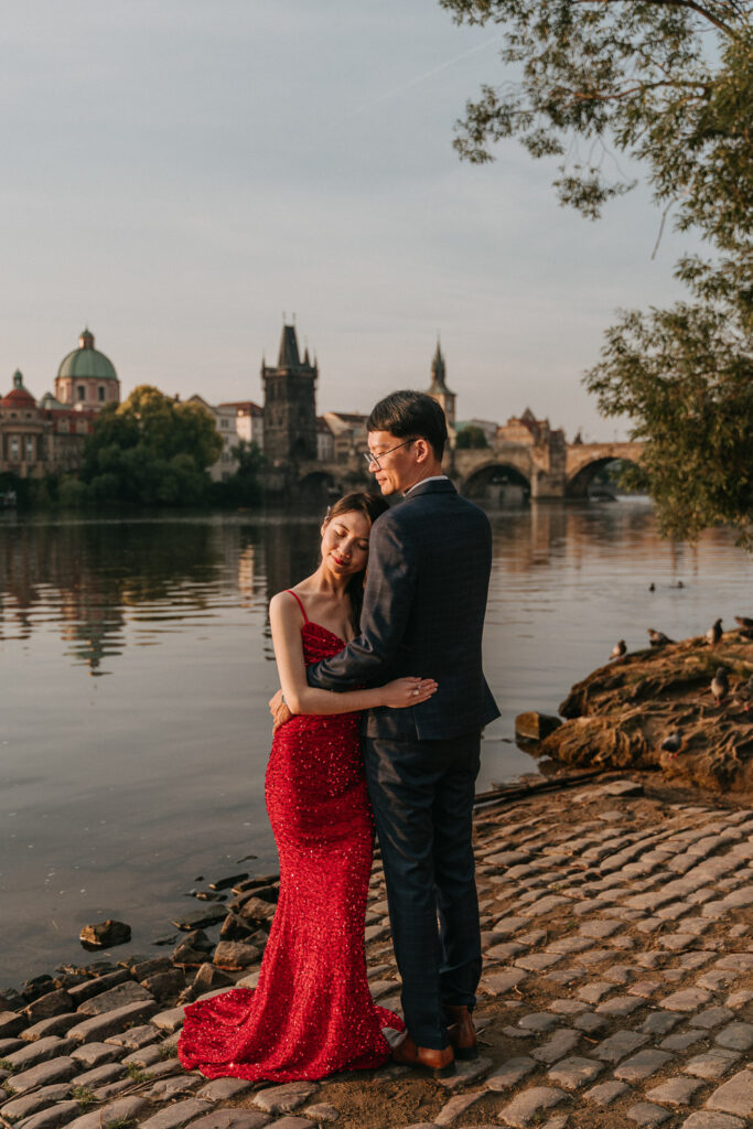 Prewedding photoshoot in prague, engagement photosession, prague photographer, czech photographer, couple photoshoot, old town square, charles bridge