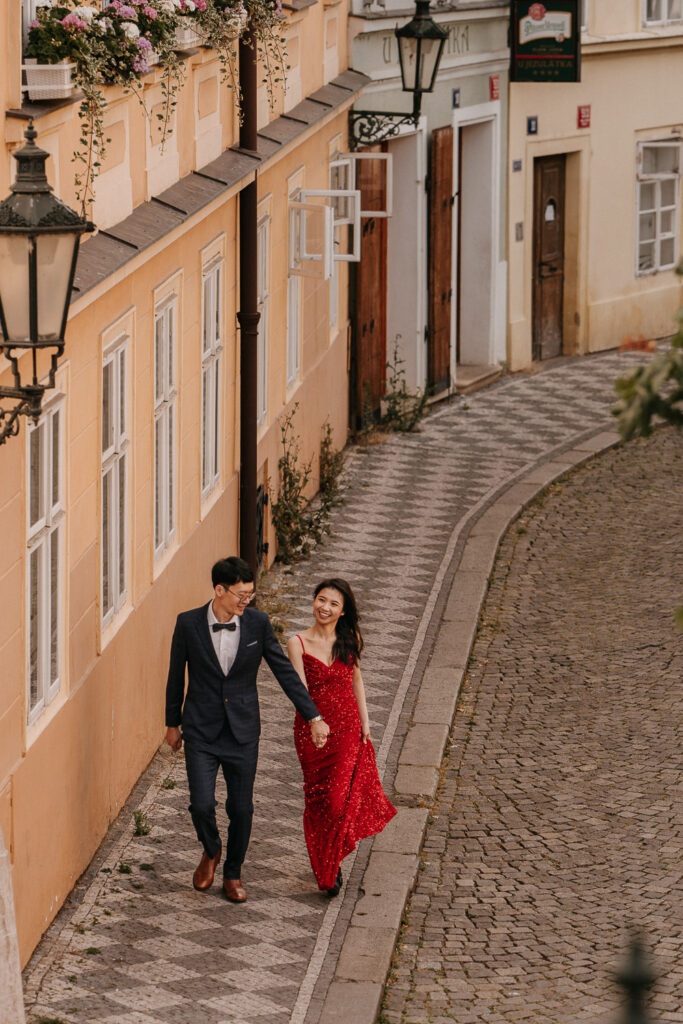 Prewedding photoshoot in prague, engagement photosession, prague photographer, czech photographer, couple photoshoot, old town square, charles bridge