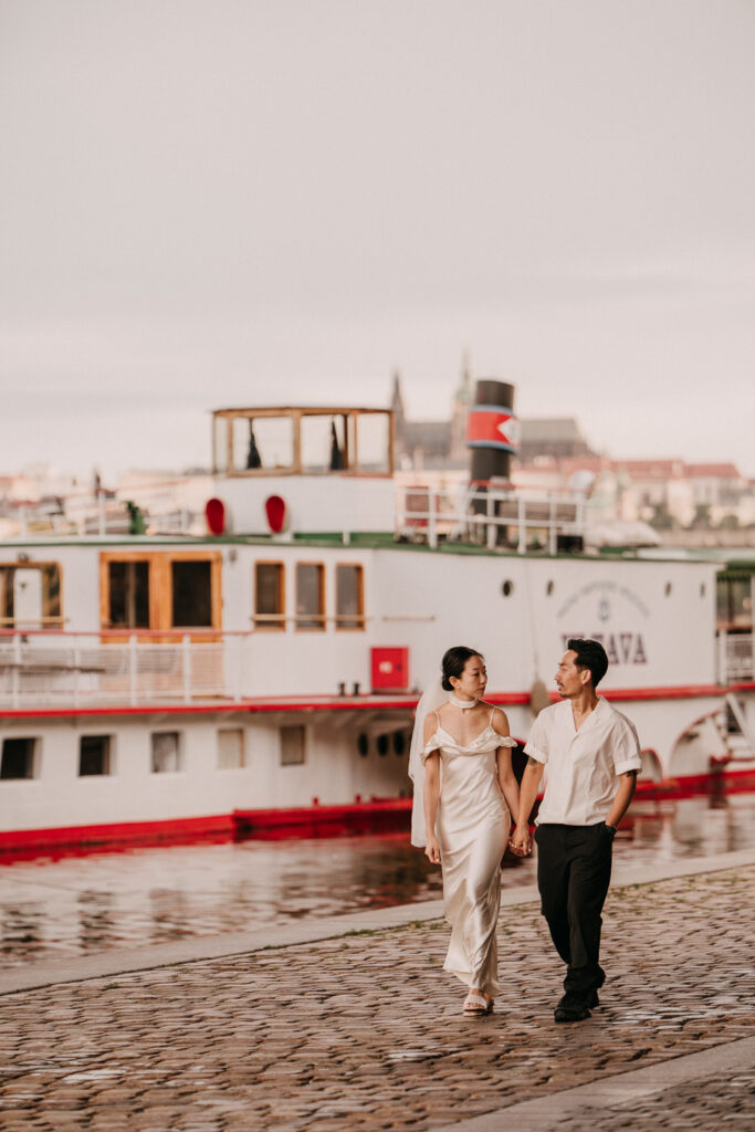 Honeymoon photoshoot, prewedding photoshoot, Avvagraphy, couple photosession prague, photographe rin prague