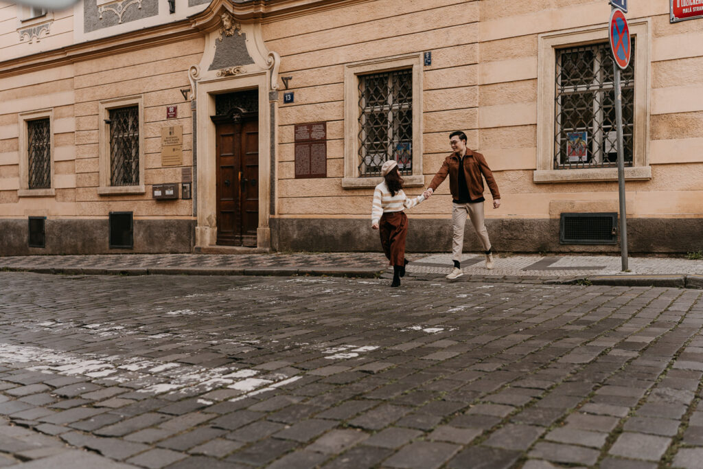 Couple photoshoot in Prague, vacation photoshoot, couple posing ideas, prague photographer, engagement photoshoot prague, avvagraphy