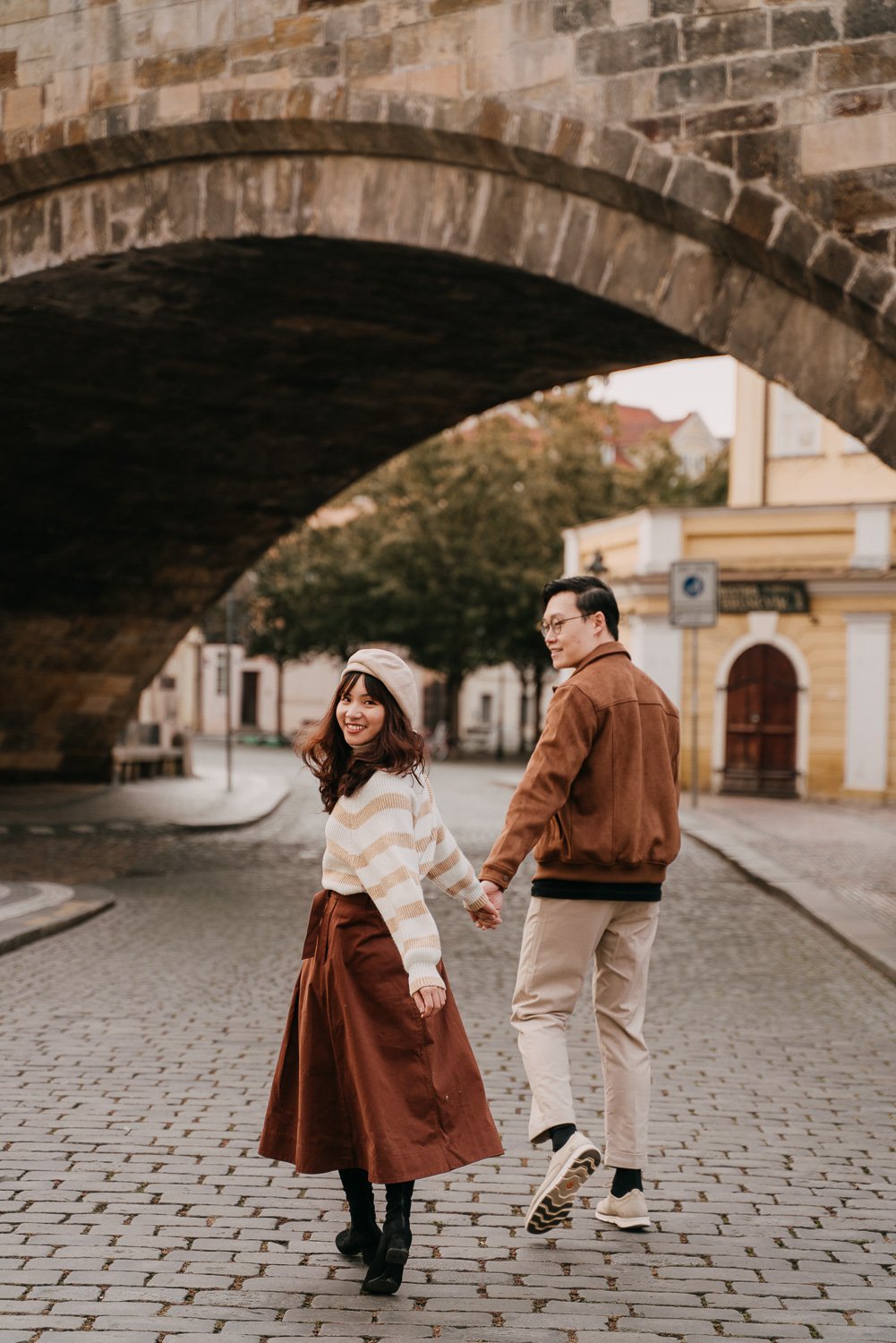 Couple photoshoot in Prague, vacation photoshoot, couple posing ideas, prague photographer, engagement photoshoot prague, avvagraphy