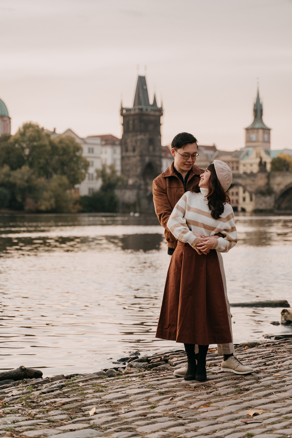 Couple photoshoot in Prague, vacation photoshoot, couple posing ideas, prague photographer, engagement photoshoot prague, avvagraphy