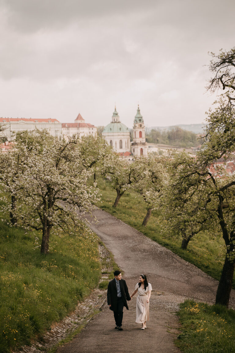 best spots in prague for couple photo, couple photoshoot prague, photographer in prague, couple photoshoot at petrin, photographe in prague