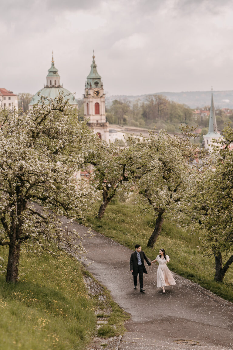 best spots in prague for couple photo, couple photoshoot prague, photographer in prague, couple photoshoot at petrin, photographe in prague