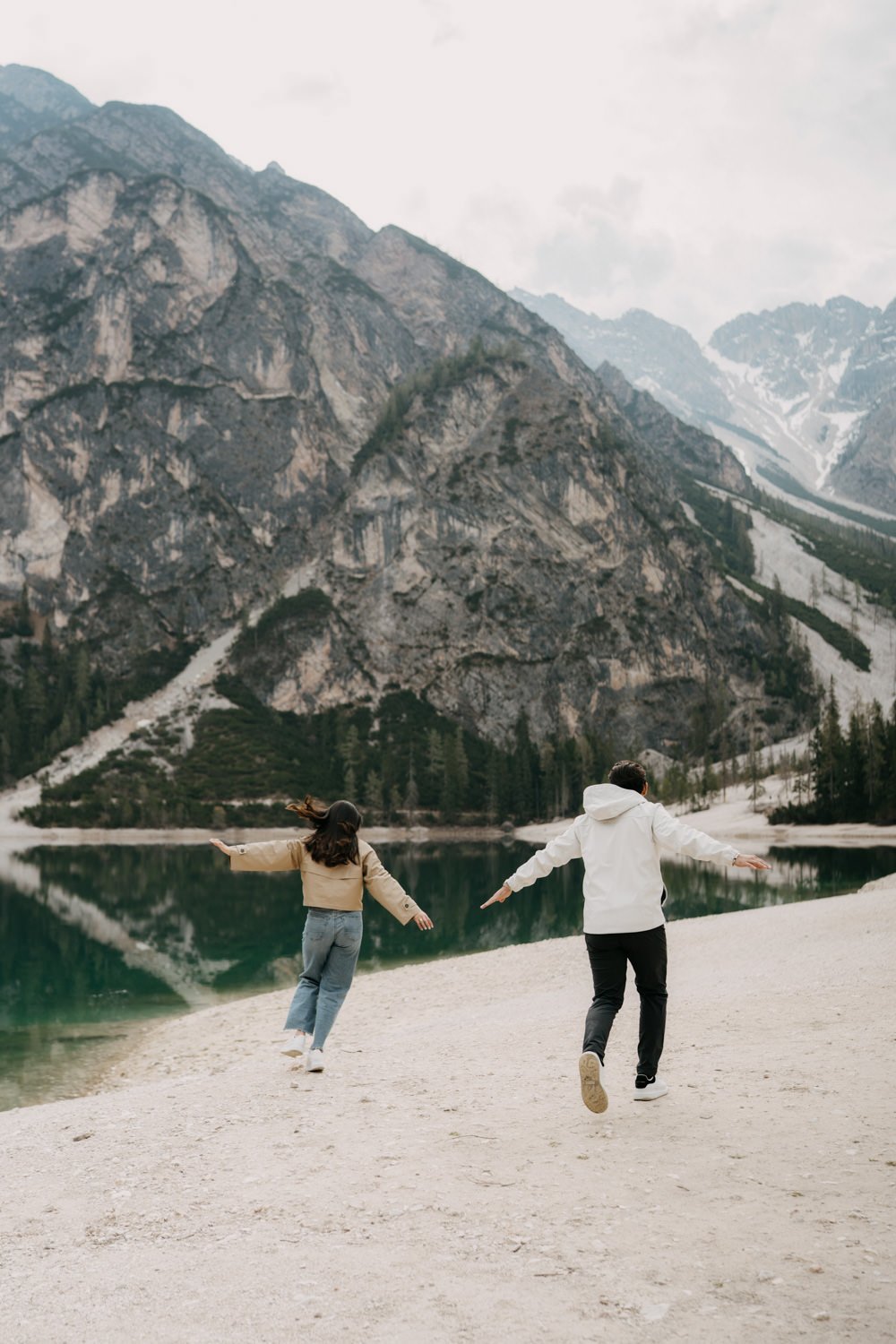 Surprise proposal in dolomites, engagement photoshoot in dolomites, photographer dolomites, elopement in dolomites, lago di braies