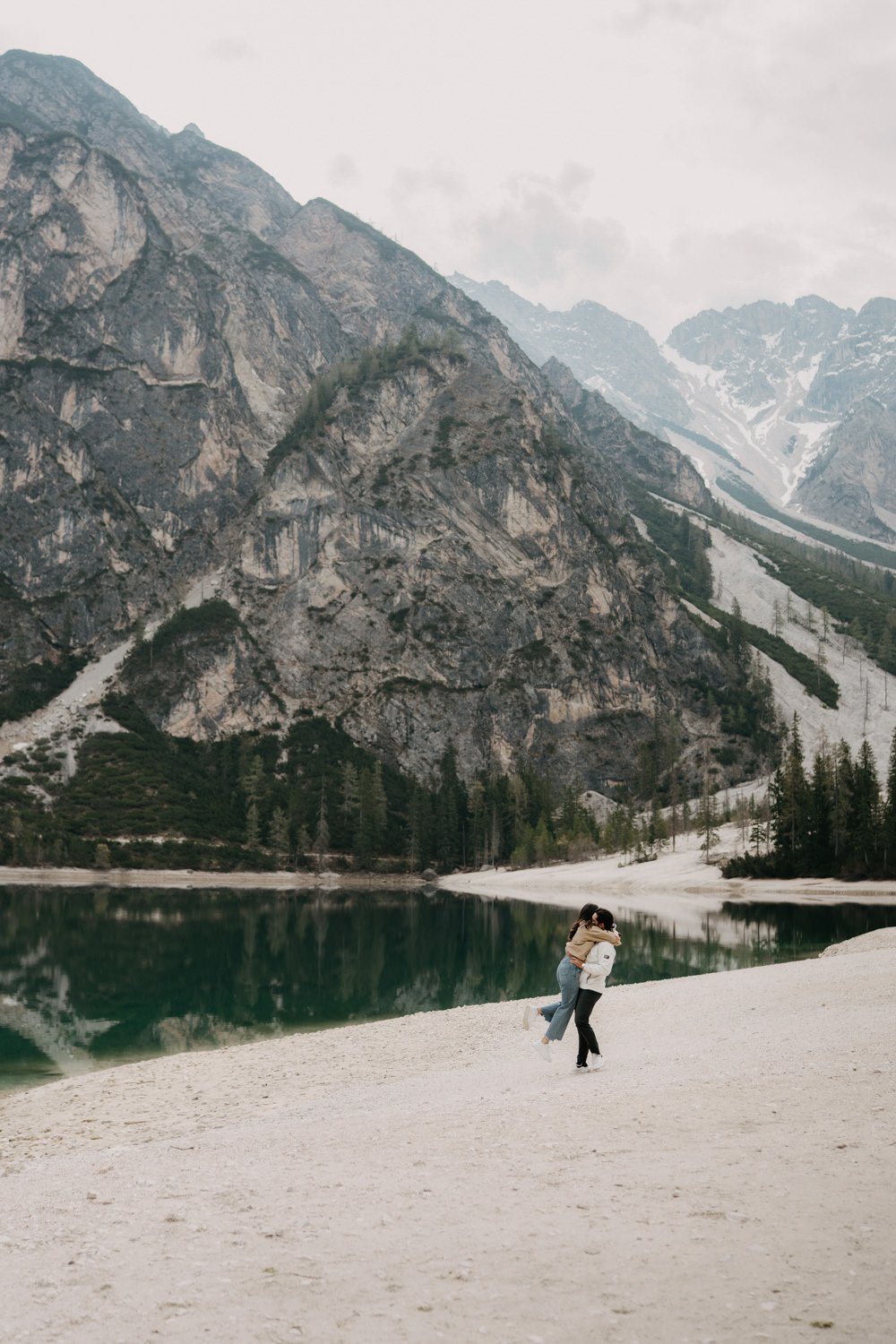 Surprise proposal in dolomites, engagement photoshoot in dolomites, photographer dolomites, elopement in dolomites, lago di braies