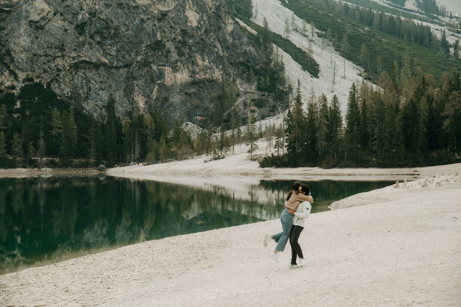 Surprise proposal in dolomites, engagement photoshoot in dolomites, photographer dolomites, elopement in dolomites, lago di braies