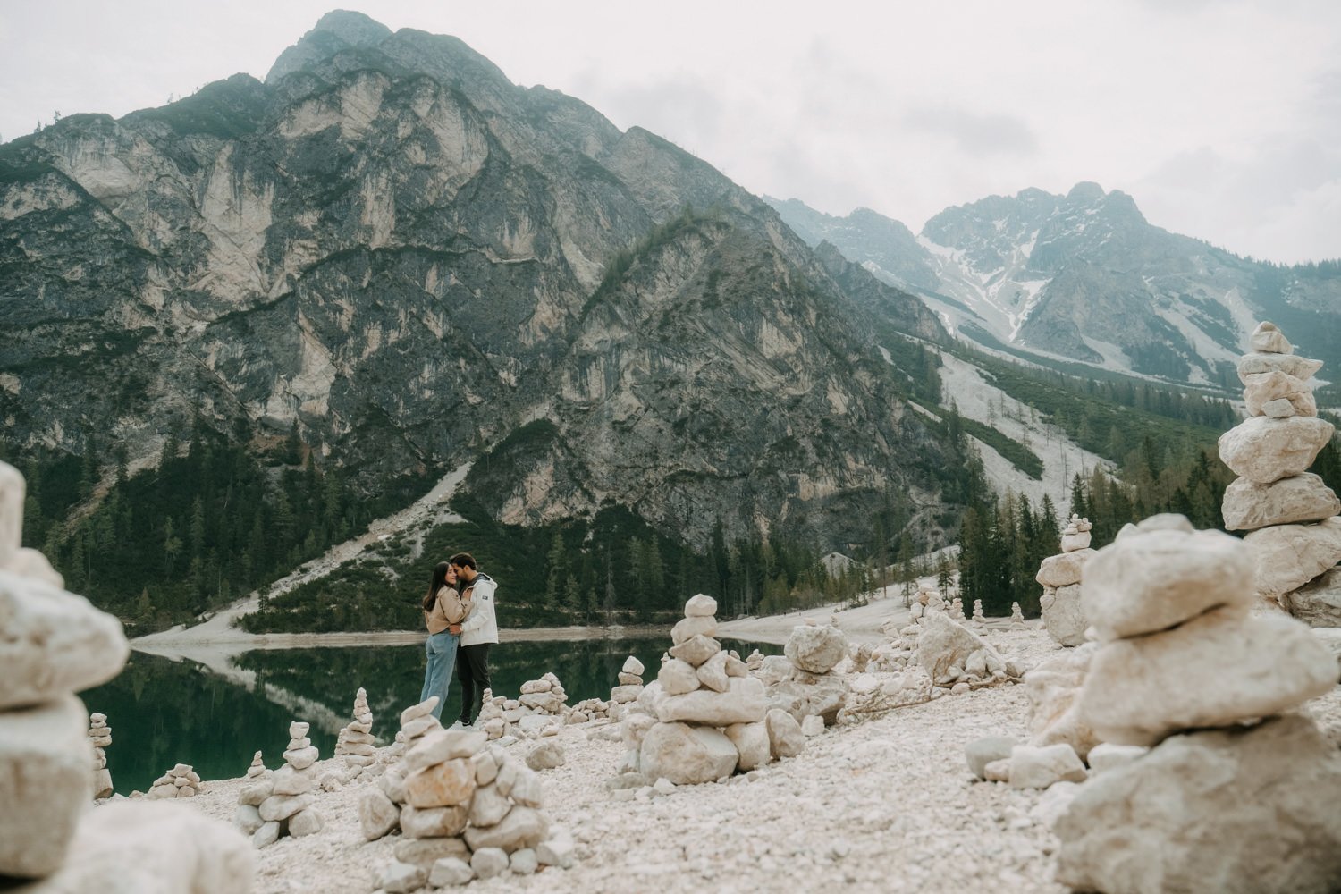 Surprise proposal in dolomites, engagement photoshoot in dolomites, photographer dolomites, elopement in dolomites, lago di braies