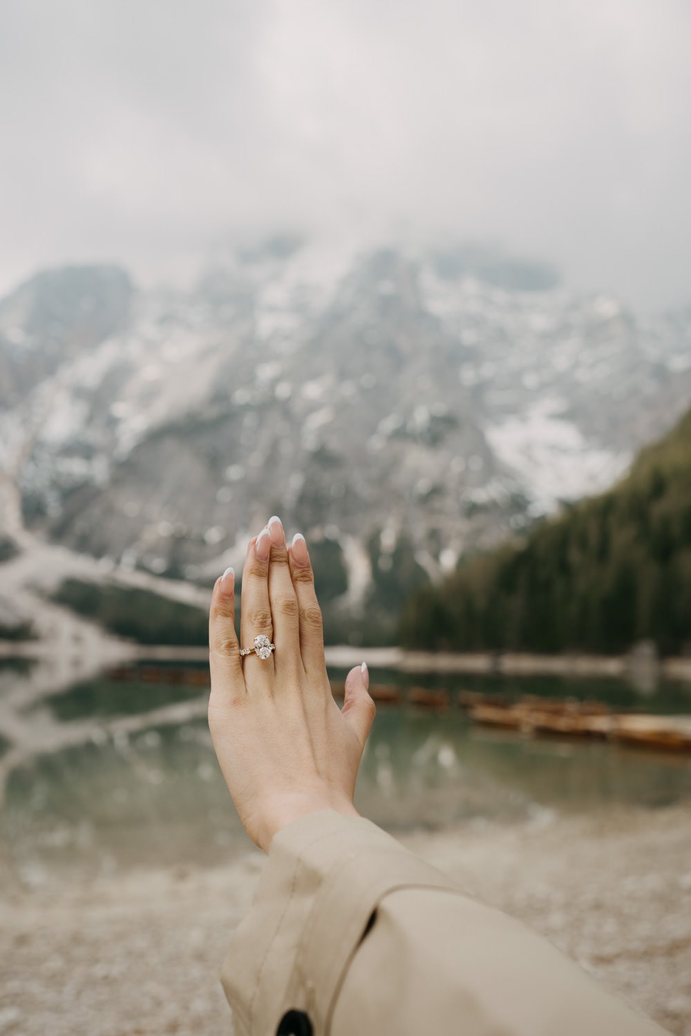 Surprise proposal in dolomites, engagement photoshoot in dolomites, photographer dolomites, elopement in dolomites, lago di braies