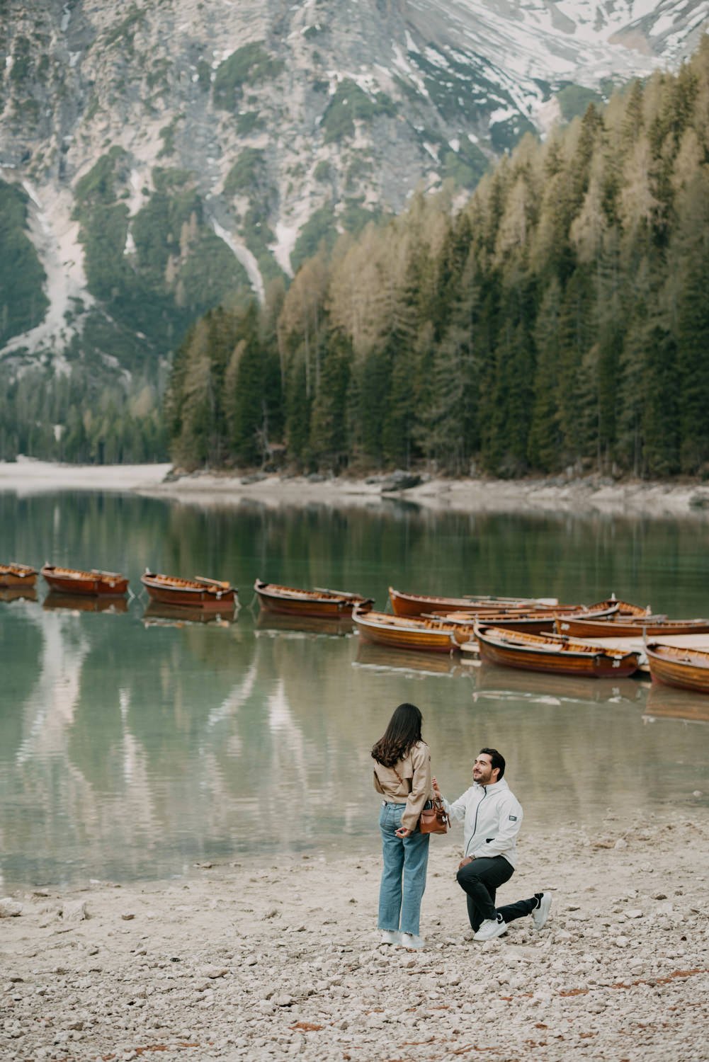 Surprise proposal in dolomites, engagement photoshoot in dolomites, photographer dolomites, elopement in dolomites, lago di braies