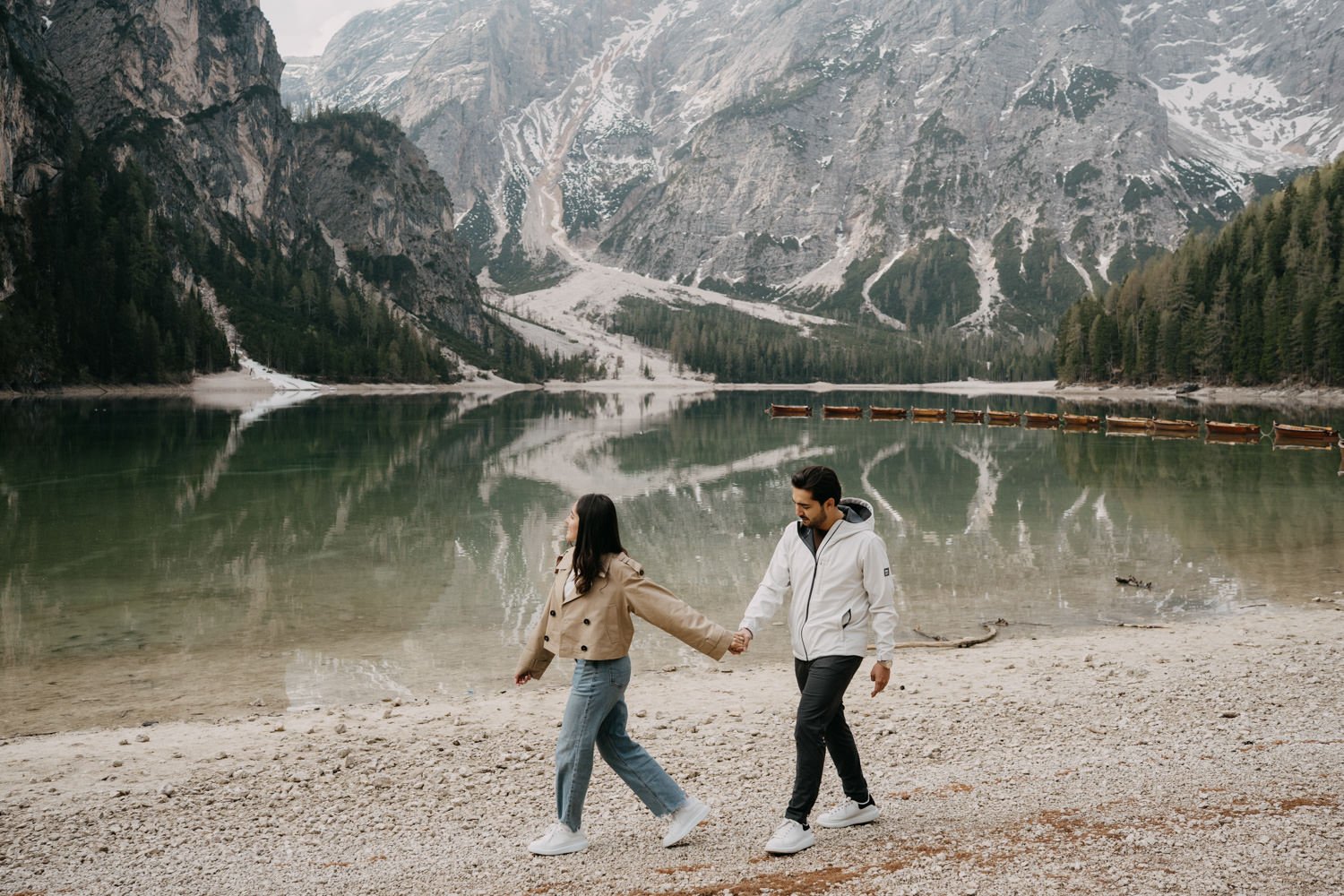Surprise proposal in dolomites, engagement photoshoot in dolomites, photographer dolomites, elopement in dolomites, lago di braies