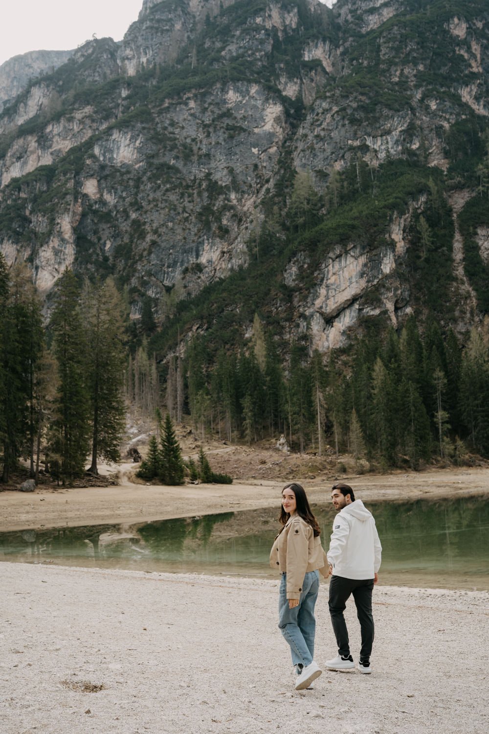 Surprise proposal in dolomites, engagement photoshoot in dolomites, photographer dolomites, elopement in dolomites, lago di braies