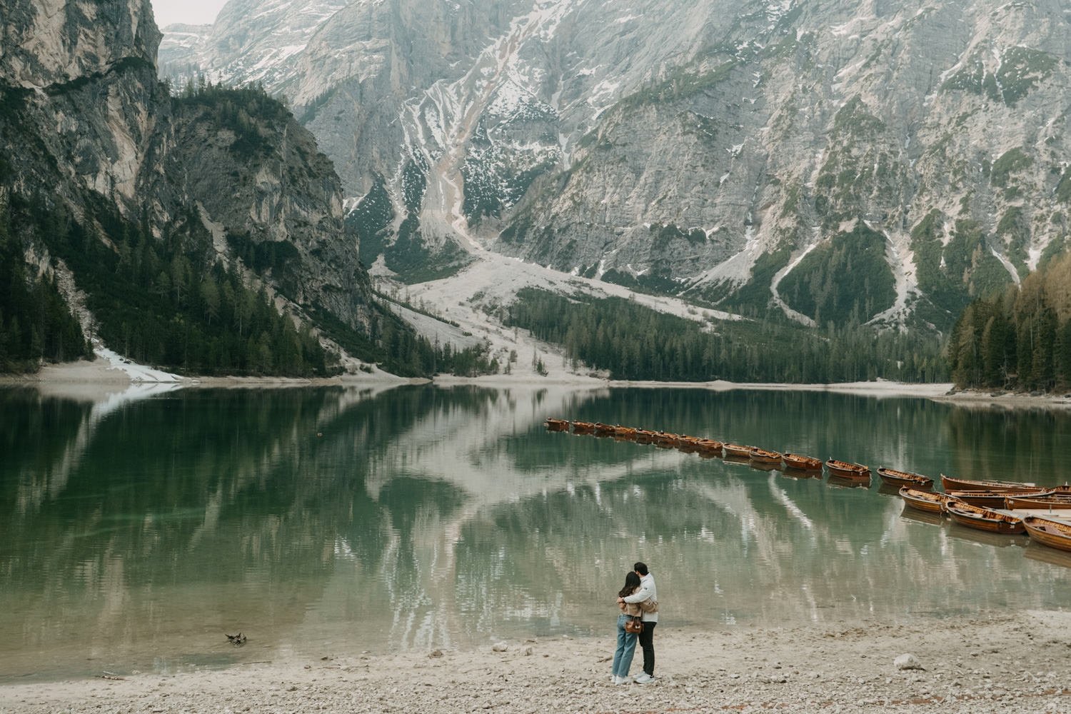 Surprise proposal in dolomites, engagement photoshoot in dolomites, photographer dolomites, elopement in dolomites, lago di braies