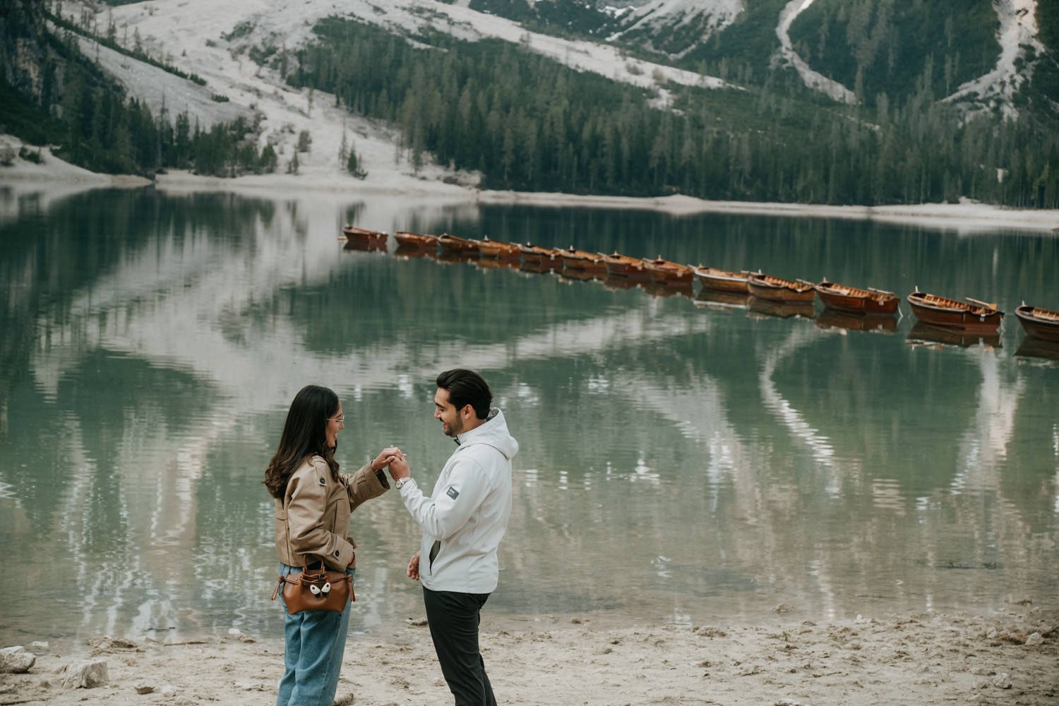 Surprise proposal in dolomites, engagement photoshoot in dolomites, photographer dolomites, elopement in dolomites, lago di braies