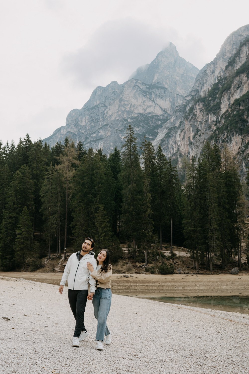 Surprise proposal in dolomites, engagement photoshoot in dolomites, photographer dolomites, elopement in dolomites, lago di braies