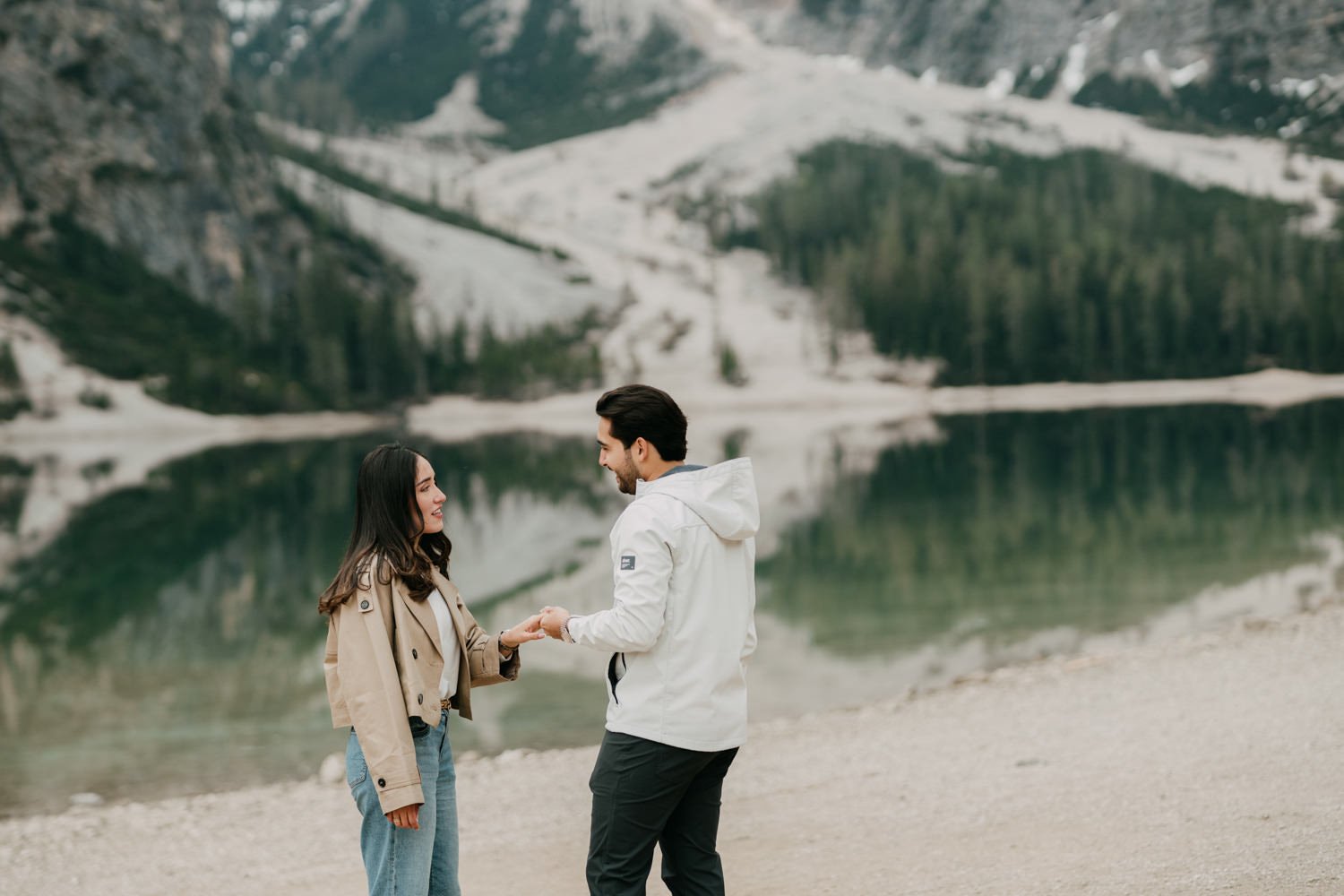 Surprise proposal in dolomites, engagement photoshoot in dolomites, photographer dolomites, elopement in dolomites, lago di braies