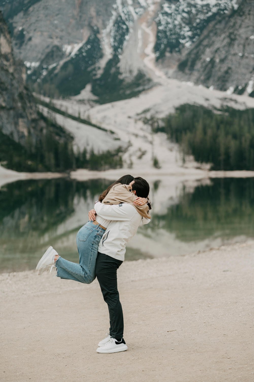 Surprise proposal in dolomites, engagement photoshoot in dolomites, photographer dolomites, elopement in dolomites, lago di braies