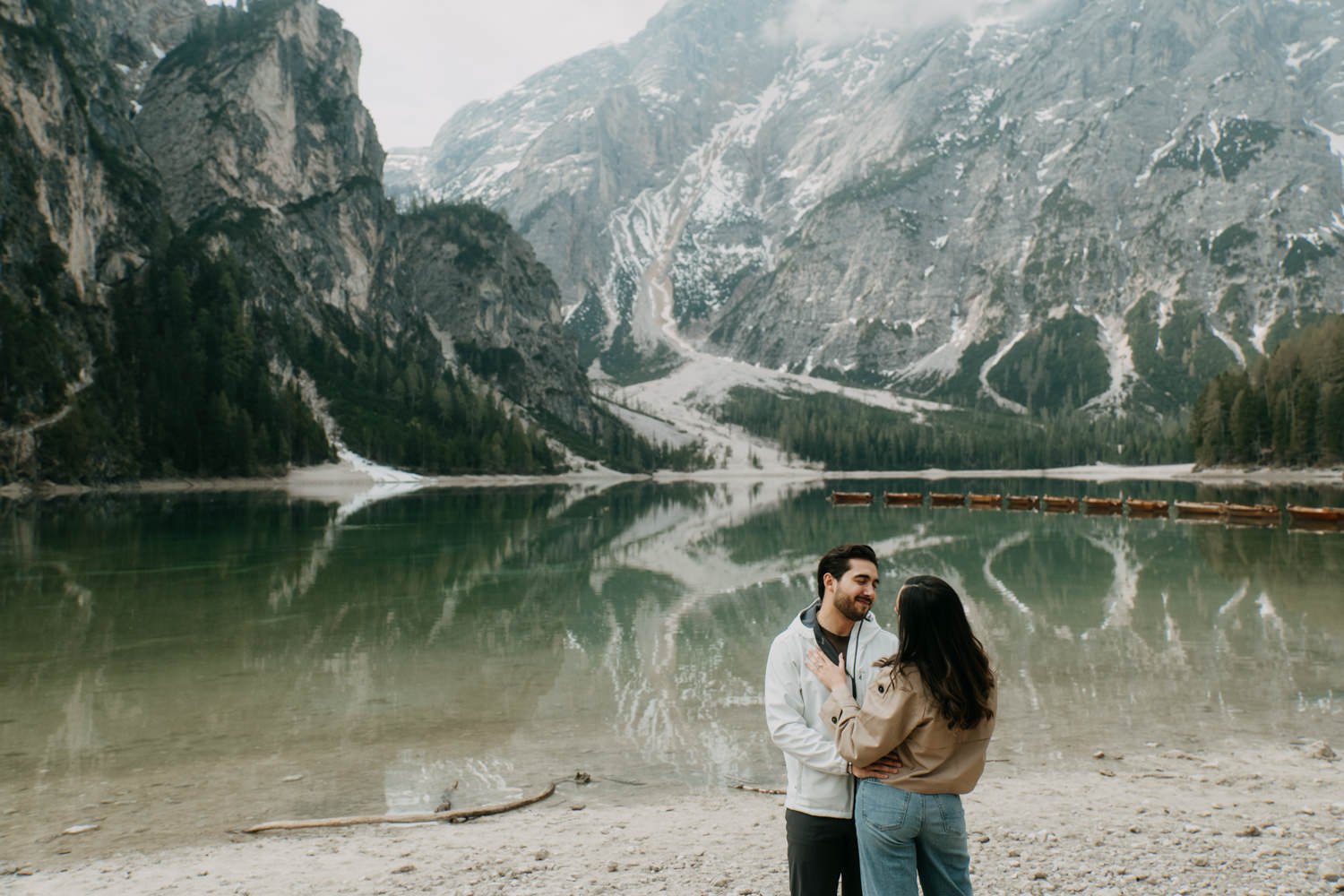 Surprise proposal in dolomites, engagement photoshoot in dolomites, photographer dolomites, elopement in dolomites, lago di braies