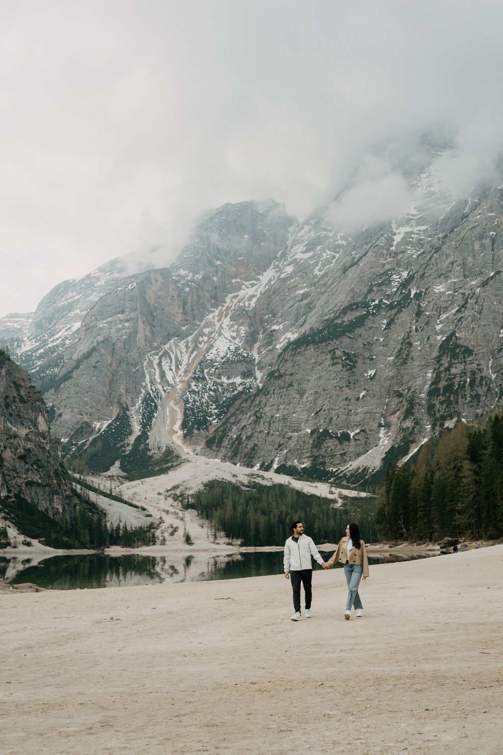 Surprise proposal in dolomites, engagement photoshoot in dolomites, photographer dolomites, elopement in dolomites, lago di braies