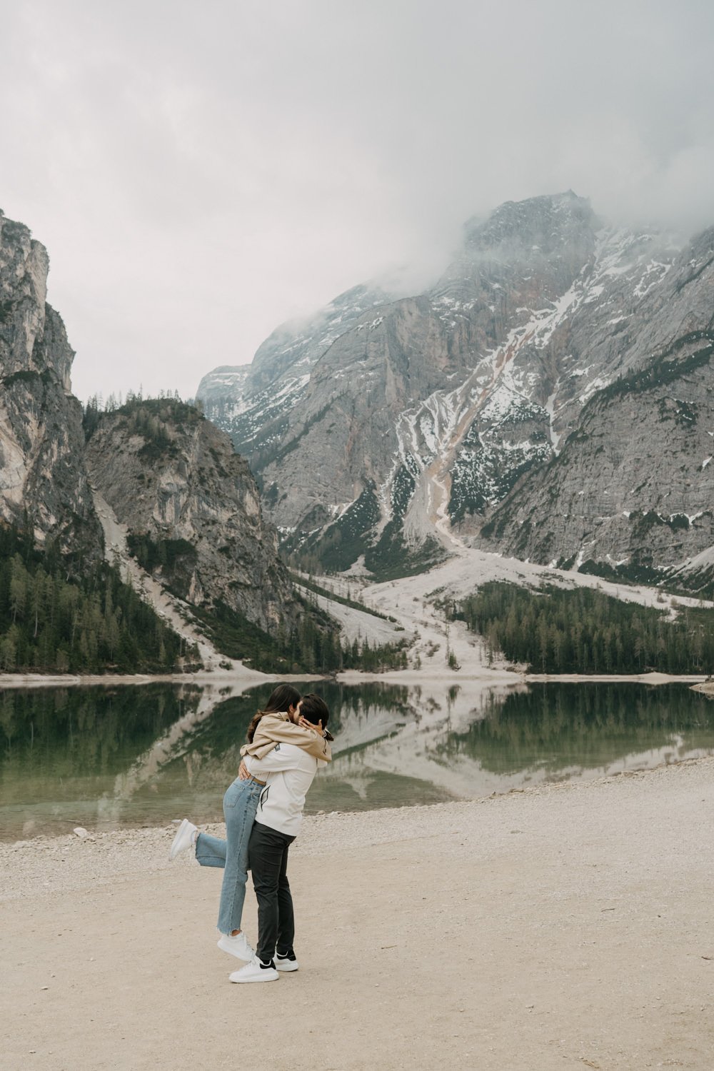 Surprise proposal in dolomites, engagement photoshoot in dolomites, photographer dolomites, elopement in dolomites, lago di braies