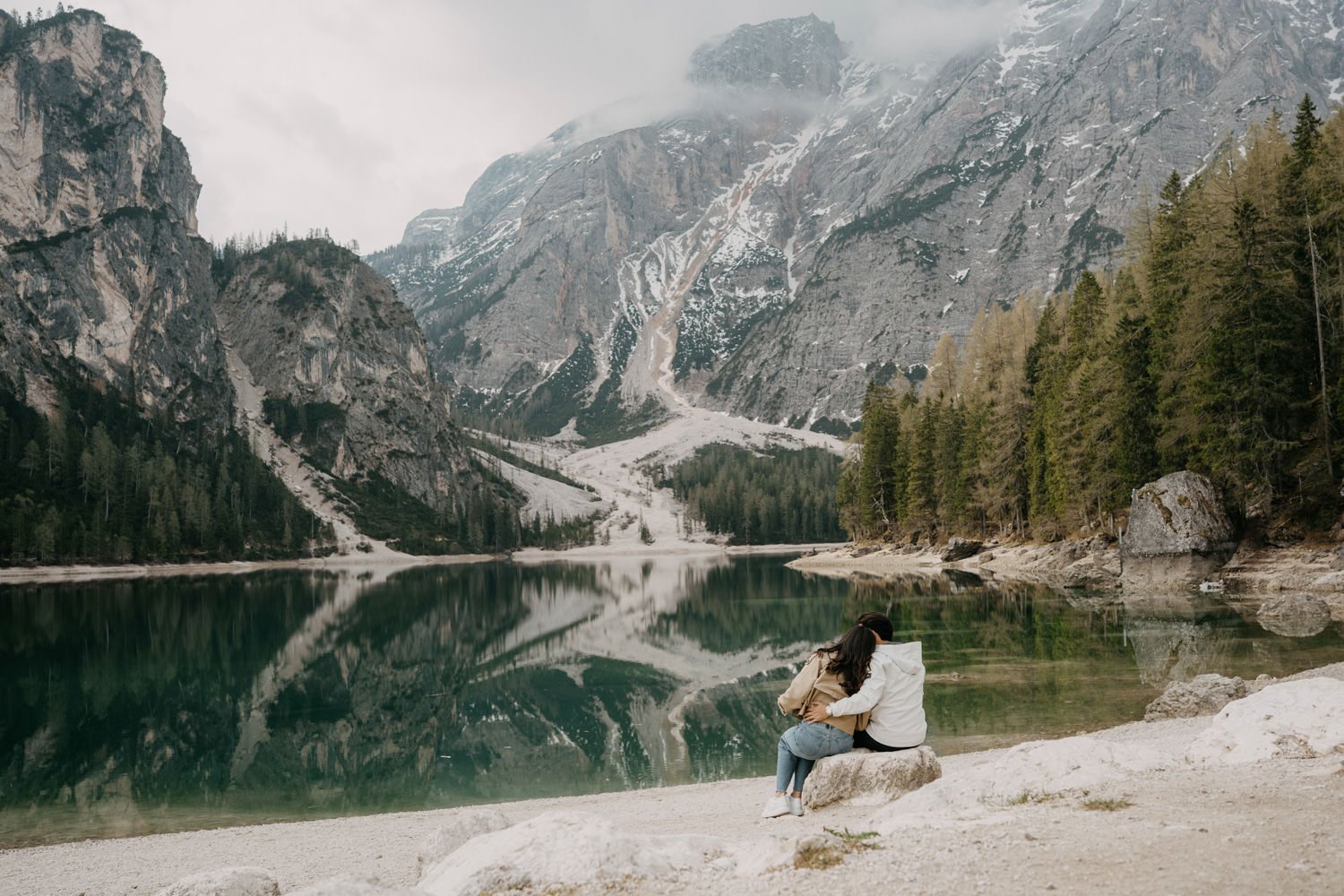 Surprise proposal in dolomites, engagement photoshoot in dolomites, photographer dolomites, elopement in dolomites, lago di braies