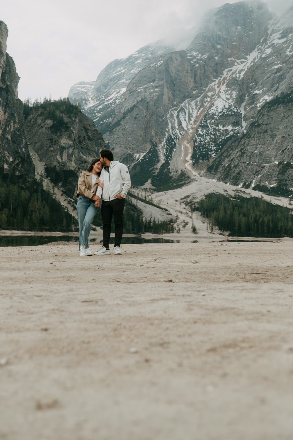 Surprise proposal in dolomites, engagement photoshoot in dolomites, photographer dolomites, elopement in dolomites, lago di braies