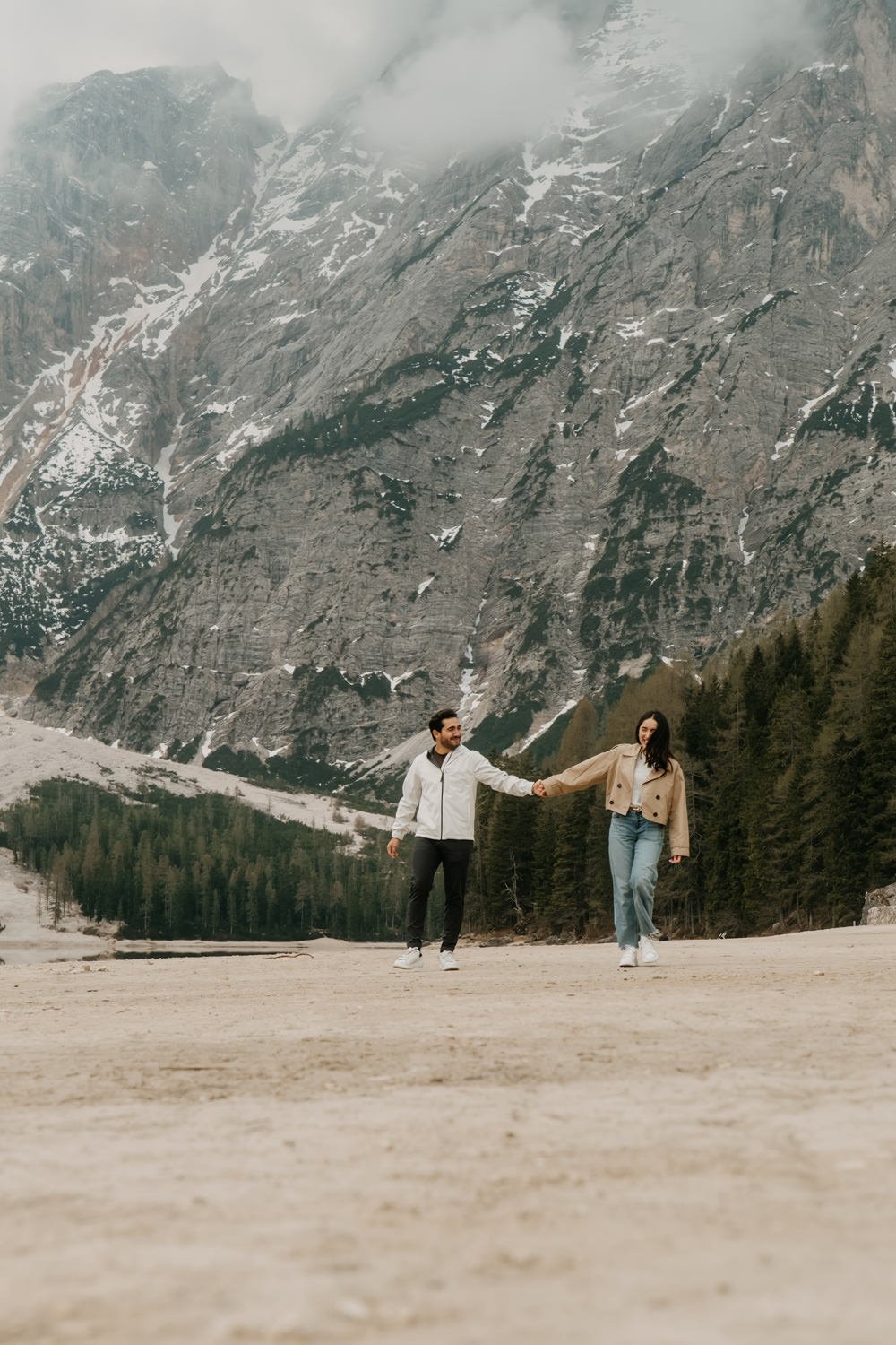 Surprise proposal in dolomites, engagement photoshoot in dolomites, photographer dolomites, elopement in dolomites, lago di braies