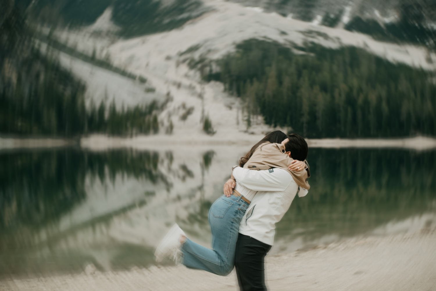 Surprise proposal in dolomites, engagement photoshoot in dolomites, photographer dolomites, elopement in dolomites, lago di braies