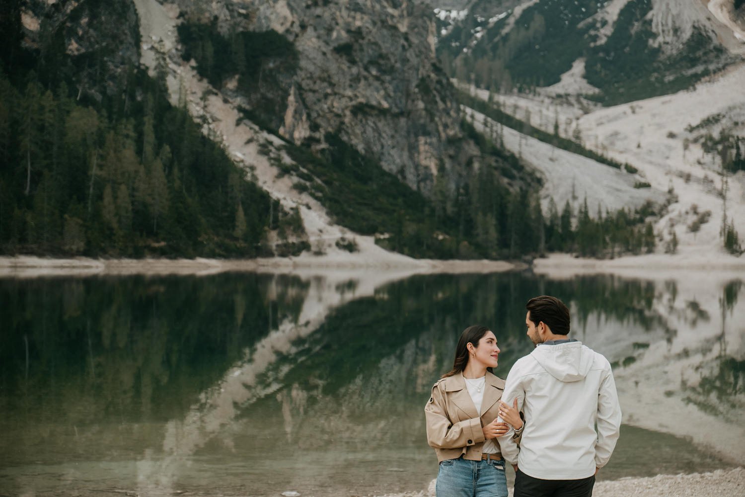 Surprise proposal in dolomites, engagement photoshoot in dolomites, photographer dolomites, elopement in dolomites, lago di braies