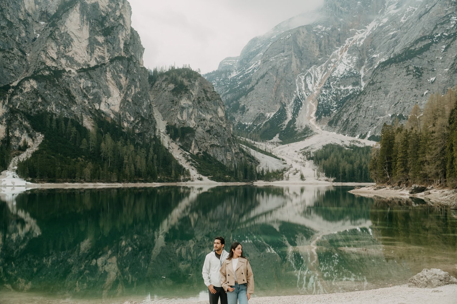 Surprise proposal in dolomites, engagement photoshoot in dolomites, photographer dolomites, elopement in dolomites, lago di braies