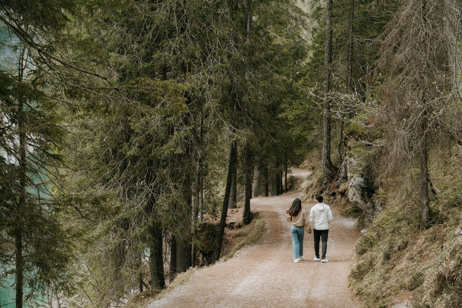 Surprise proposal in dolomites, engagement photoshoot in dolomites, photographer dolomites, elopement in dolomites, lago di braies