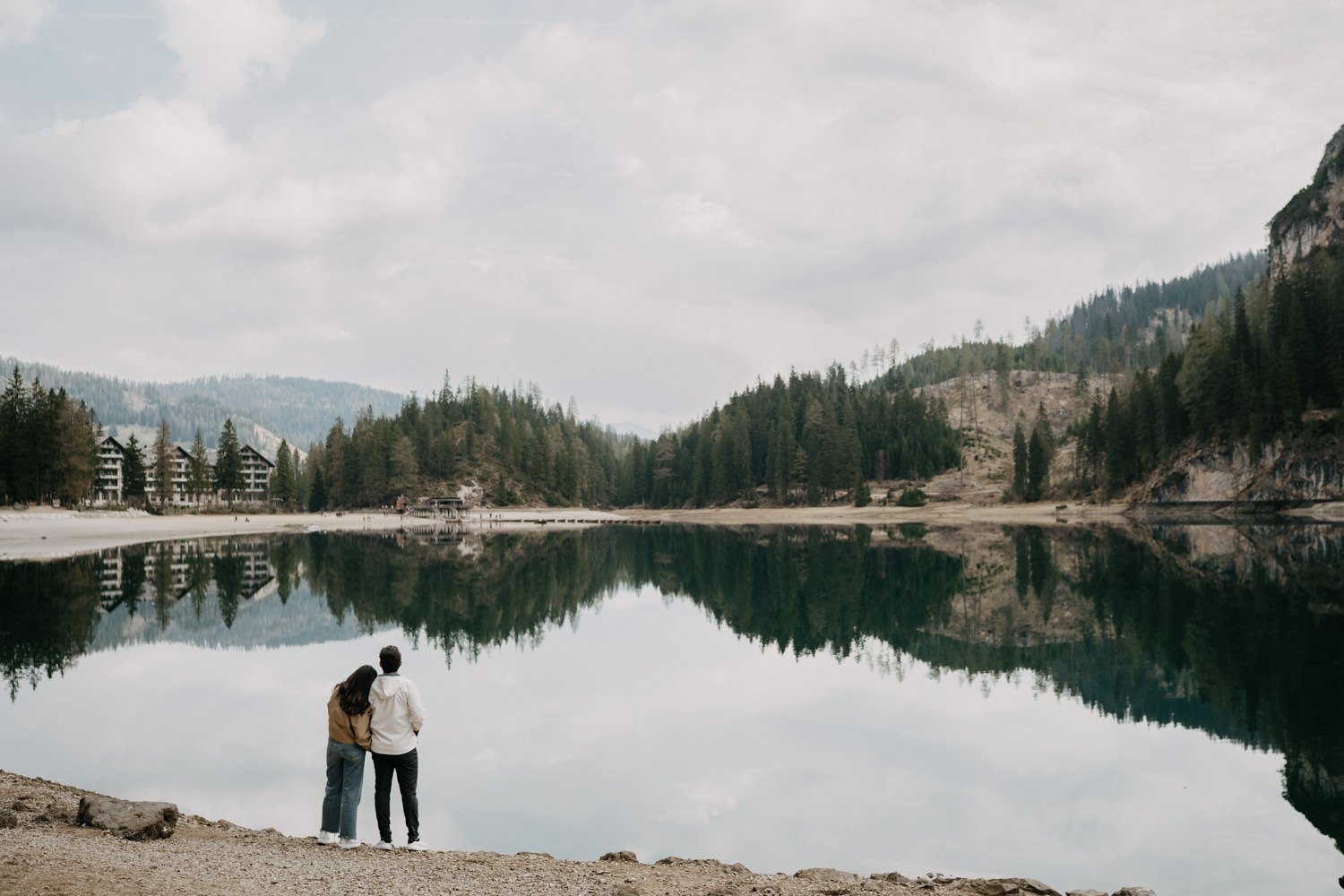 Surprise proposal in dolomites, engagement photoshoot in dolomites, photographer dolomites, elopement in dolomites, lago di braies