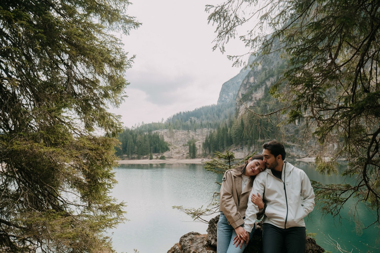 Surprise proposal in dolomites, engagement photoshoot in dolomites, photographer dolomites, elopement in dolomites, lago di braies