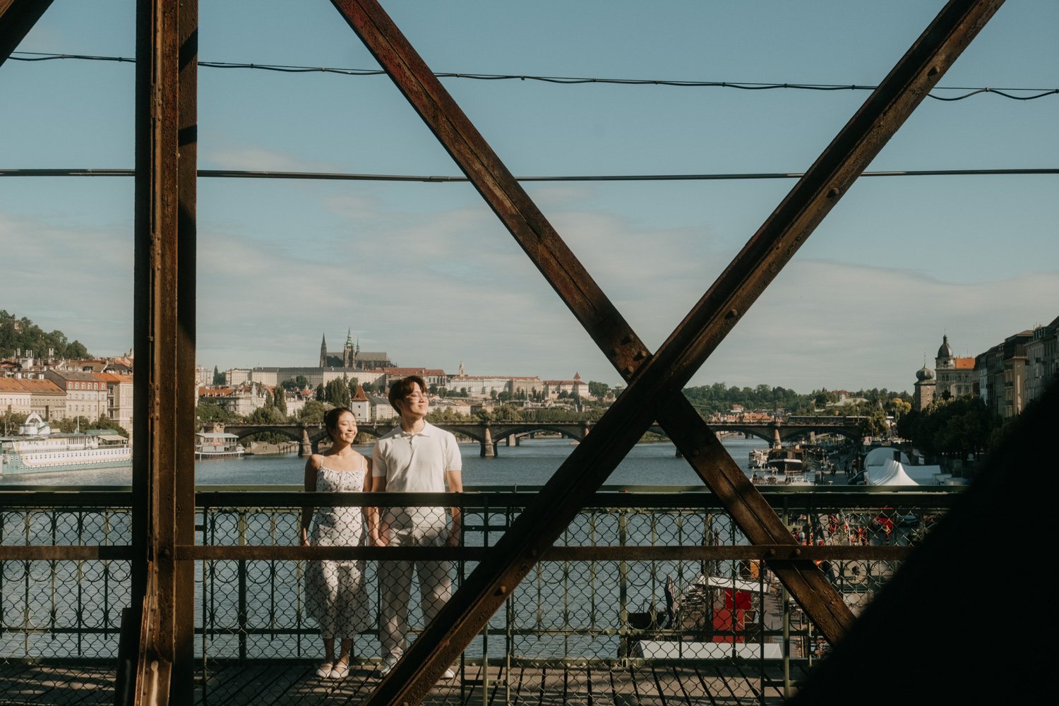 prague photographer, couple photosession at national theatre, best photographer in Prague, photoshoot at naplavka