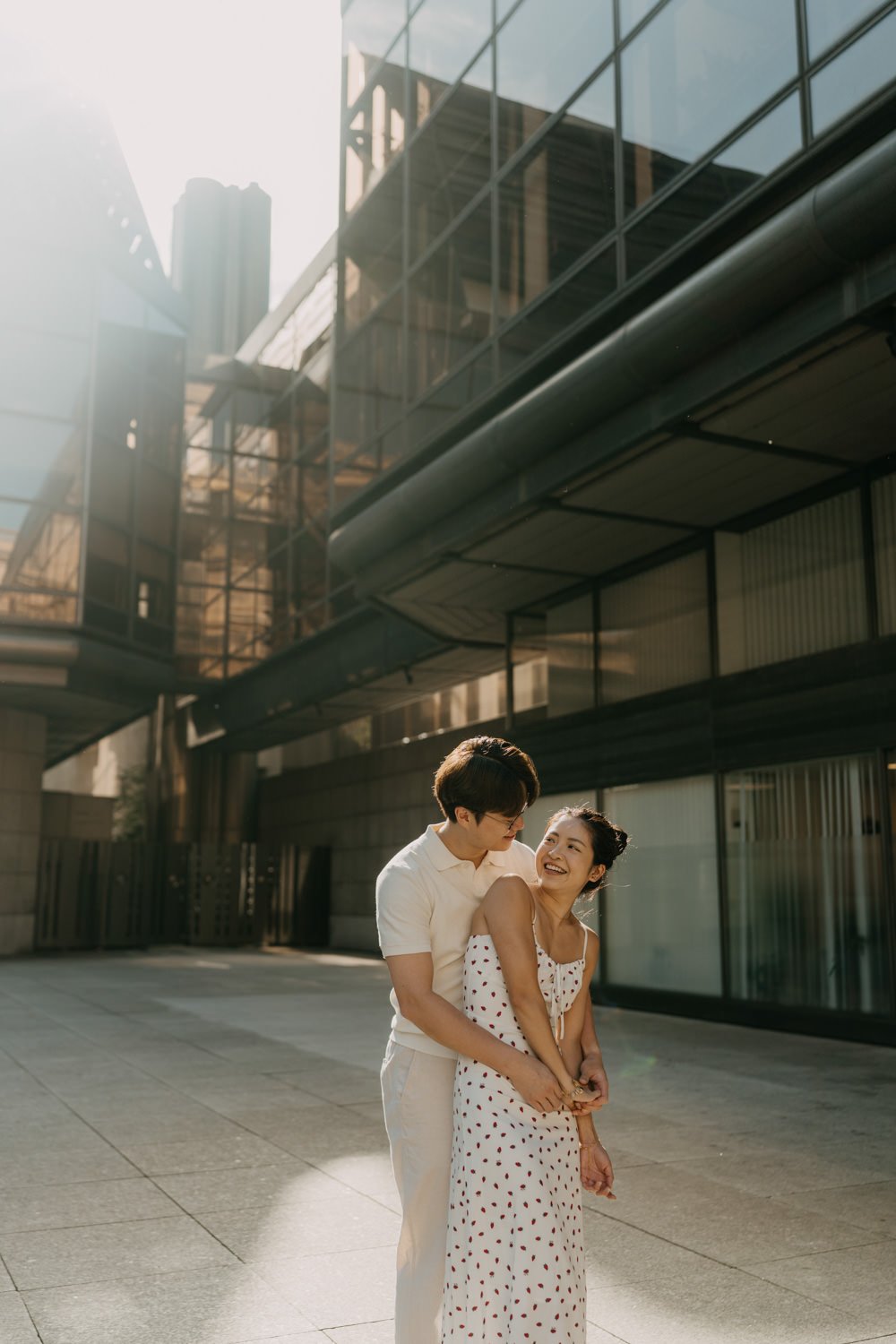 prague photographer, couple photosession at national theatre, best photographer in Prague, photoshoot at naplavka
