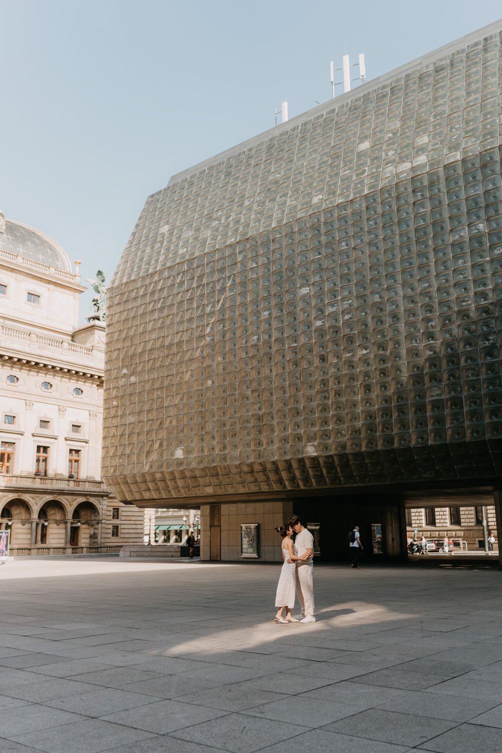 prague photographer, couple photosession at national theatre, best photographer in Prague, photoshoot at naplavka