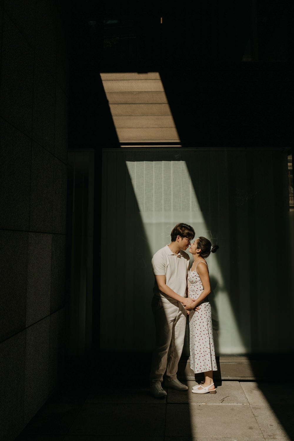 prague photographer, couple photosession at national theatre, best photographer in Prague, photoshoot at naplavka
