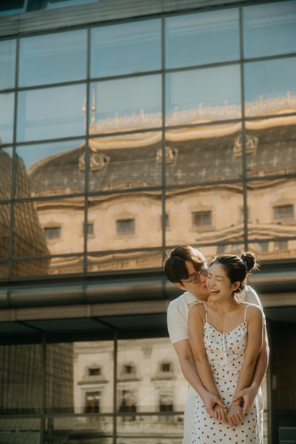 prague photographer, couple photosession at national theatre, best photographer in Prague, photoshoot at naplavka