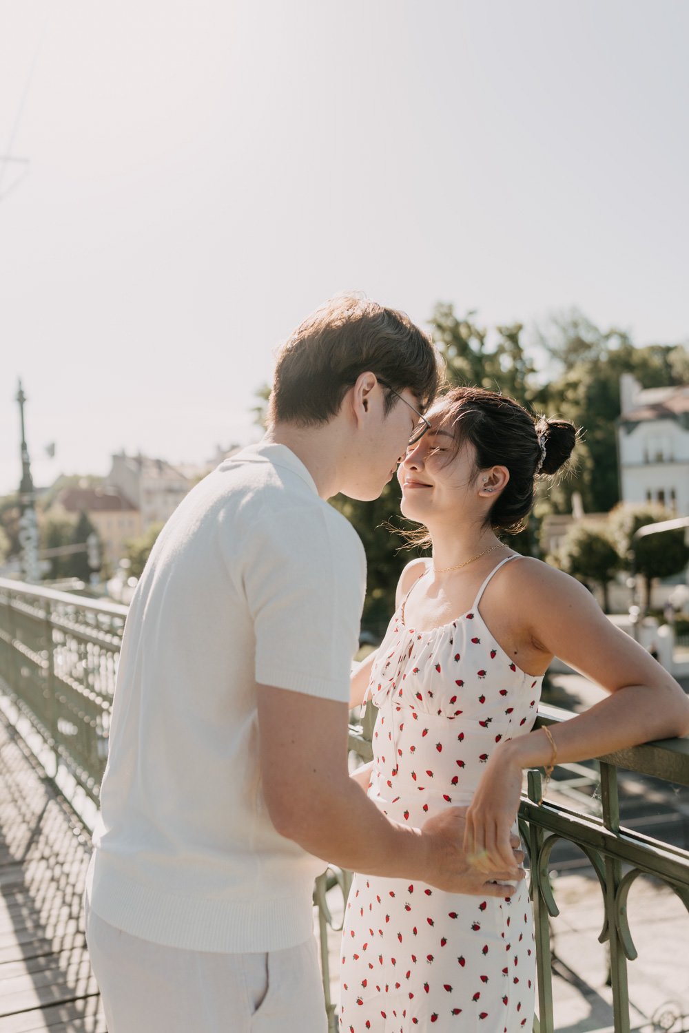 prague photographer, couple photosession at national theatre, best photographer in Prague, photoshoot at naplavka