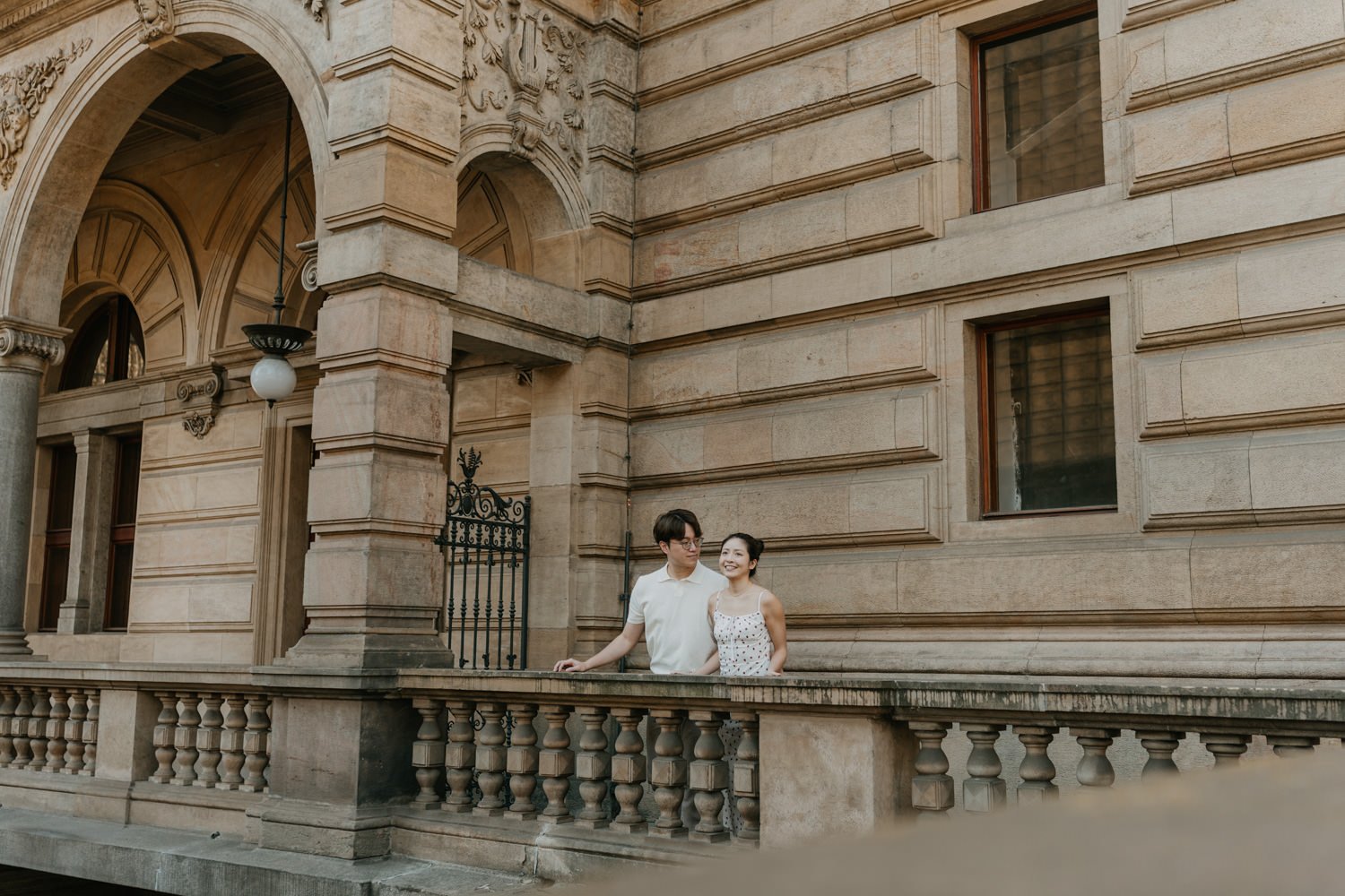 prague photographer, couple photosession at national theatre, best photographer in Prague, photoshoot at naplavka