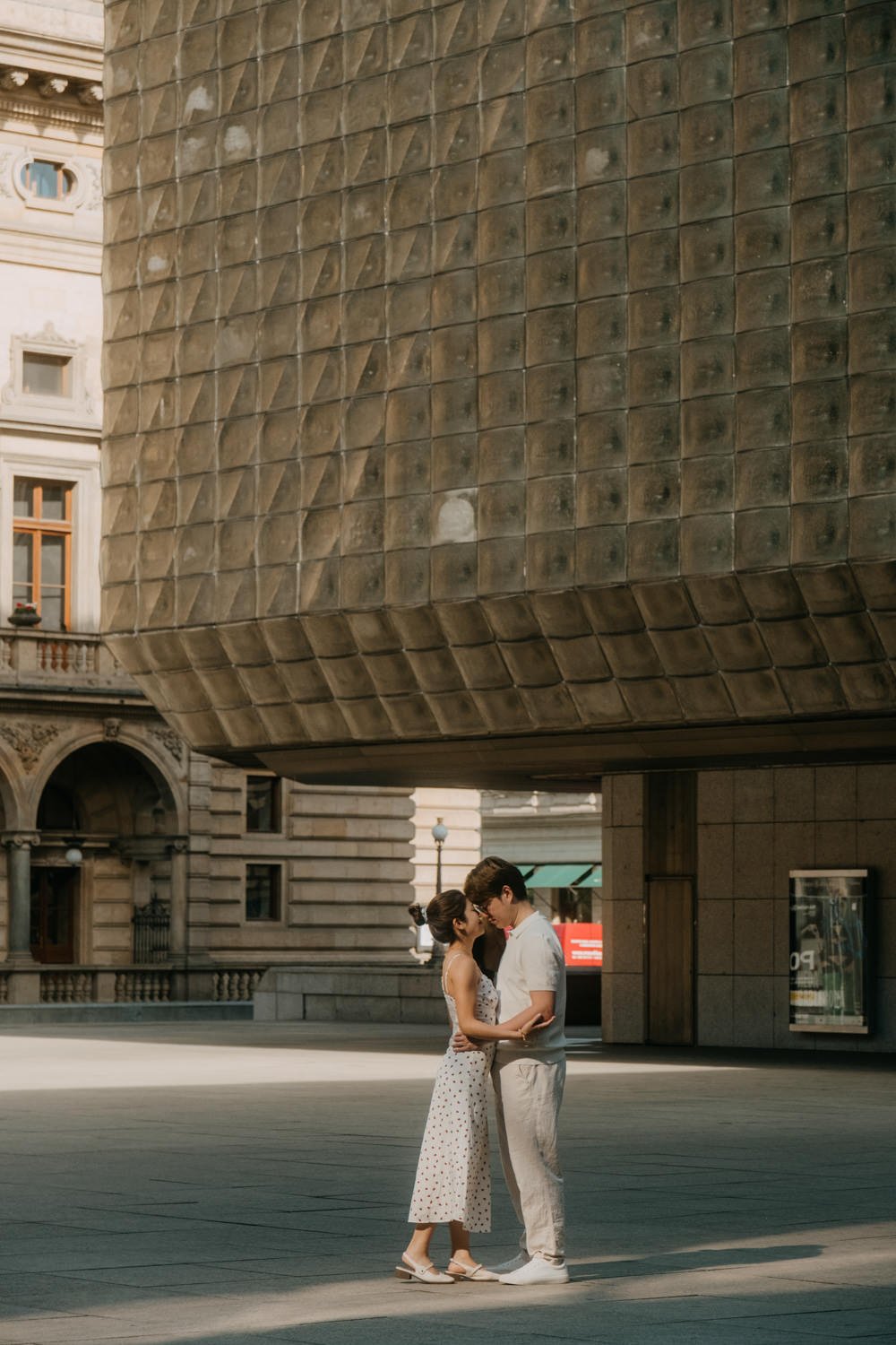 prague photographer, couple photosession at national theatre, best photographer in Prague, photoshoot at naplavka